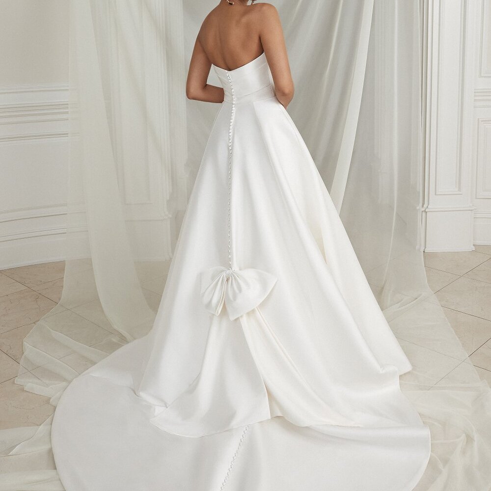 New Wedding Dress (Justin Alexander Size 6) - Picture 2 of 4